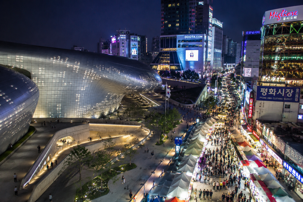 Dongdaemun night market with local vendors