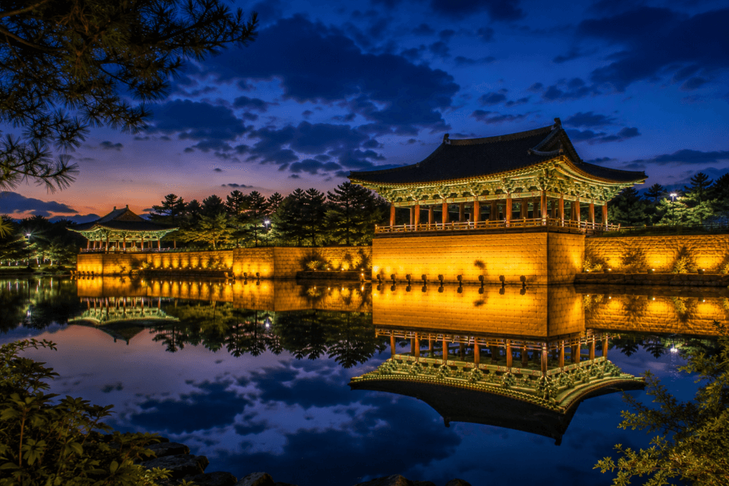 Wolji Pond Reflection Reflection of Donggung Palace on Wolji Pond at night