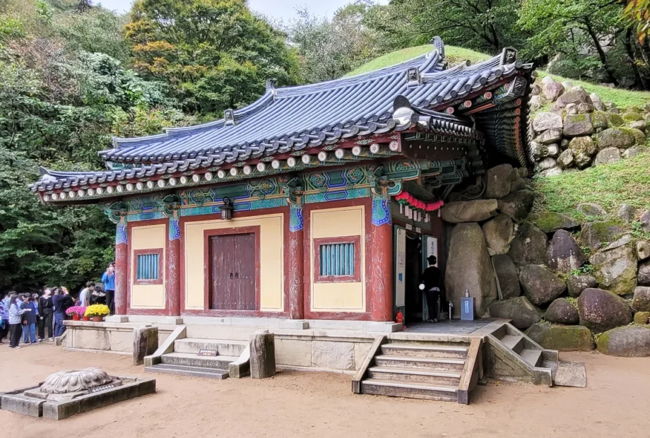 Entrance building at Seokguram Grotto, photographed by Bernard Gagnon in October 2022